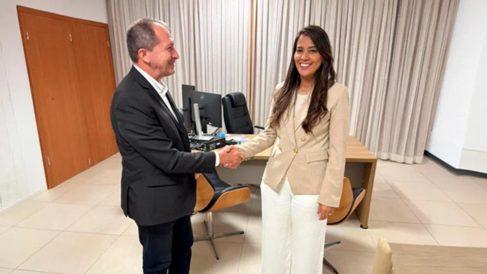 Vereador Professor Pr. Manoel Bomfin parabeniza o Prefeito Eduardo Siqueira e a Secretária de Educação Débora Guedes pela contratação dos aprovados no concurso