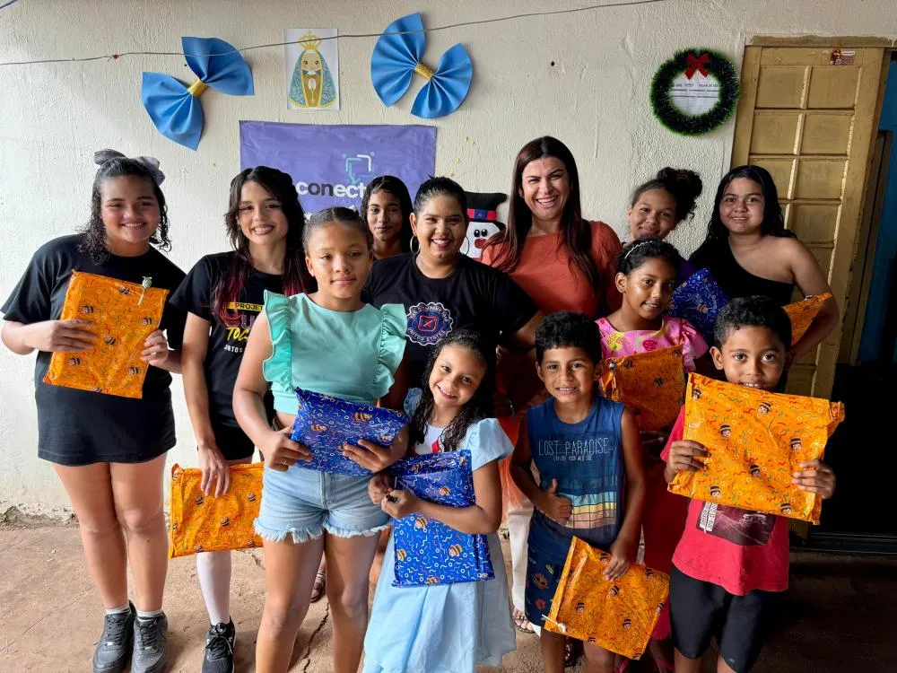 Vereadora Karina Café entrega cadernos para crianças do Projeto Social Cultural Guetto Tocantins