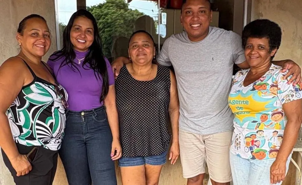 Deputada Vanda Monteiro ao lado das filhas e amigos de Dona Maria Batista