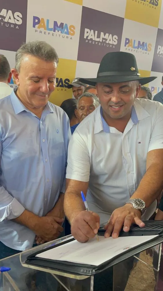 O vereador Dian Carlos participou do ato de assinatura das ordens de serviço ao lado do prefeito Eduardo Siqueira Campos