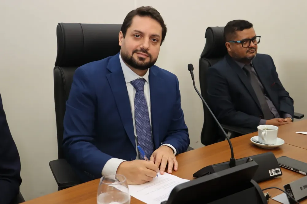 Vereador Dr. Vinícius Pires Apresenta Requerimento para Construção de Praça entre as Quadras 405 e 407 Norte