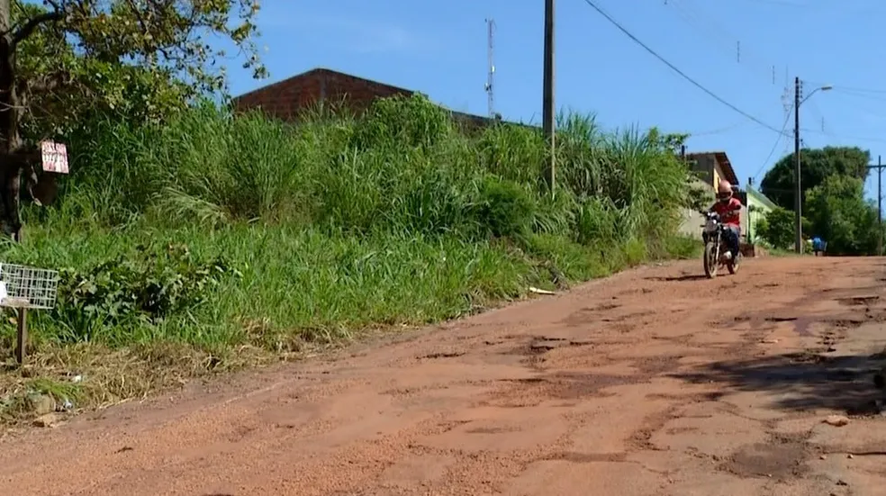 Thiago Borges requer os serviços de roçagem e pavimentação em diversas áreas da Capital