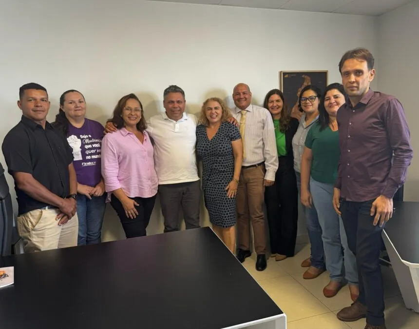 Alex Mascarenhas discute capacitação e mercado de trabalho durante encontro em seu gabinete